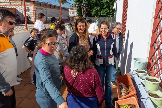 La diputada de Servicios Sociales, Familias e Igualdad de la Diputación de Cádiz, Paula Conesa, en una visita al centro de la Asociación de Personas con Discapacidad de Rota.