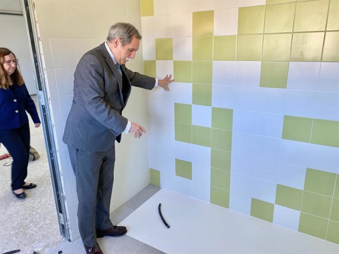 El delegado territorial de Desarrollo Educativo y Formación Profesional, José Francisco Viso, en el CEIP San Carlos Borromeo de Fuente Obejuna.