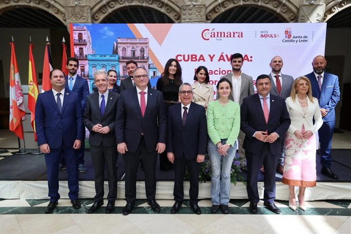 Foto de familia de la visita del embajador de Cuba a Ávila