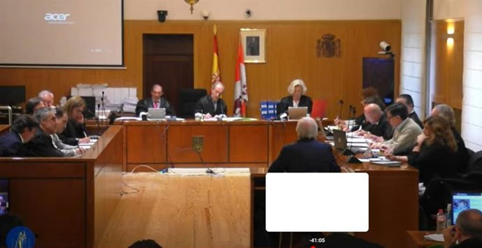 El perito Miguel Ángel Santander, de espaldas, durante la décimo-cuarta jornada del juicio de 'La Perla' en la Audiencia de Valladolid.
