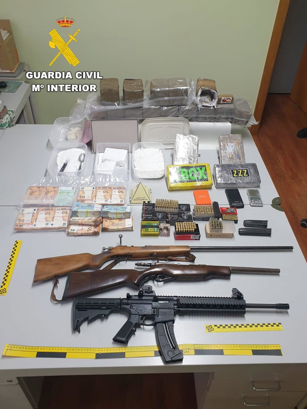Dorga y material incautado por la Guardia Civil.