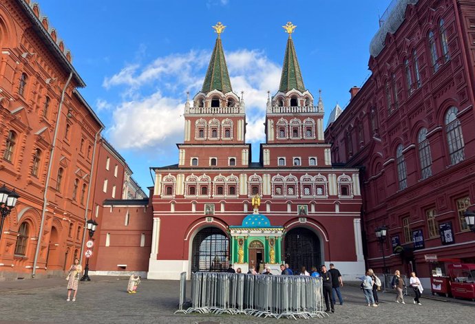 Archivo - 24 June 2023, Russia, Moscow: Barrier fence is placed in front of the Red Square. in Moscow. leader Prigozhin officially called off his march on the Russian capital. Wagner paramilitary boss Yevgeny Prigozhin halted the advance of his troops on 