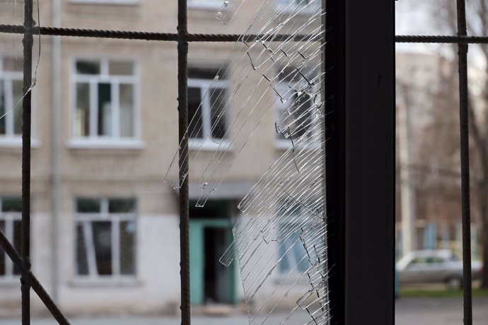 Archivo - Ventana rota en un edificio de Járkov, en el noreste de Ucrania, tras un ataque ruso