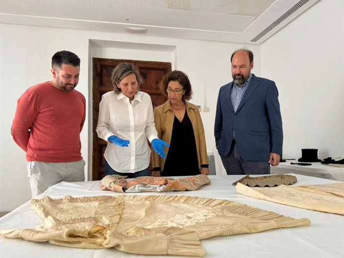 El director de l'Institut d'Estudis Balerics (IEB) , Lloren Perelló; el director insular de Artesanía, Pere Ferrer; y la conservadora, Elisabet Cerd, durante la presentación de las jornadas sobre tejidos en el Museo de Mallorca.