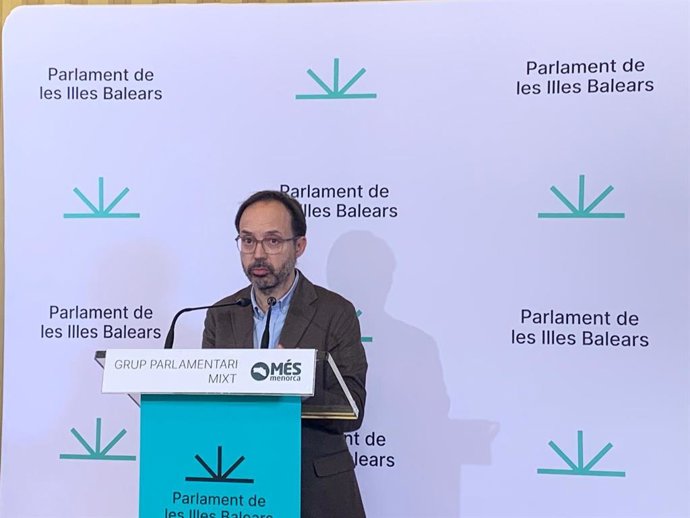El portavoz de Més per Menorca en el Parlament, Josep Castells, en rueda de prensa