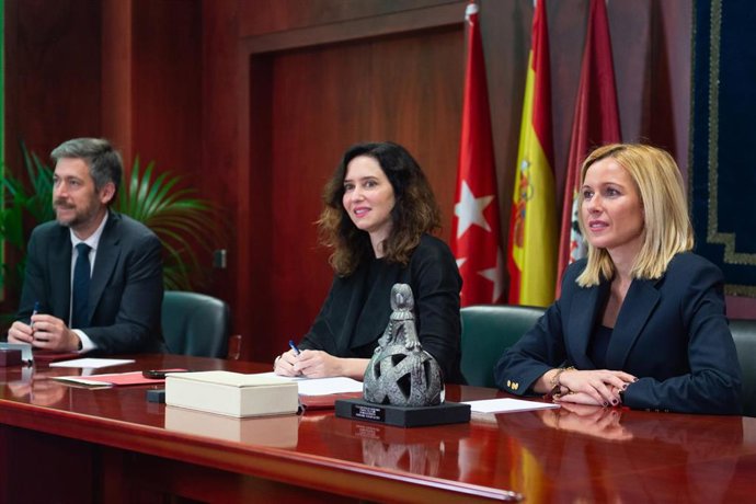 (I-D) El consejero de Presidencia, Justicia y Administración Local, Miguel Ángel García; la presidenta de la Comunidad de Madrid, Isabel Díaz Ayuso, y la alcaldesa de Alcobendas, Rocío García Alcántara, durante una reunión del Consejo de Gobierno