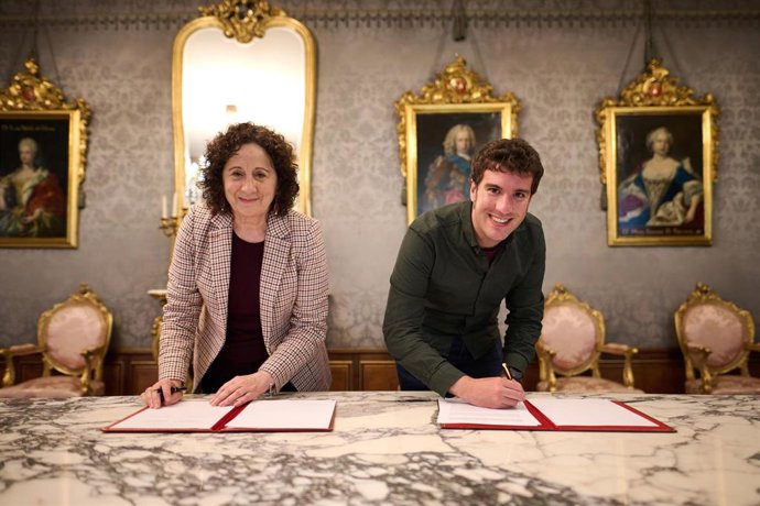 La consejera Maeztu y el presidente de la FNMC, Xabier Alcuaz.