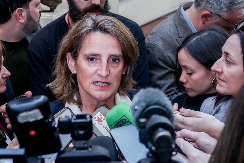 La vicepresidenta tercera y ministra para la Transición Ecológica y el Reto Demográfico, Teresa Ribera, realiza unas declaraciones a la prensa, antes de una sesión de control al Gobierno, en el Senado, a 9 de abril de 2024, en Madrid (España).
