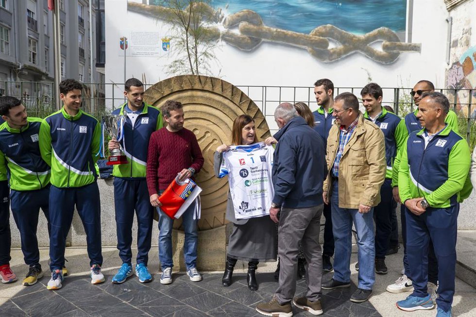 La presidenta de Cantabria, María José Sáenz de Buruaga, recibe al Club Deportivo Voleibol Textil Santanderina en el Gobierno