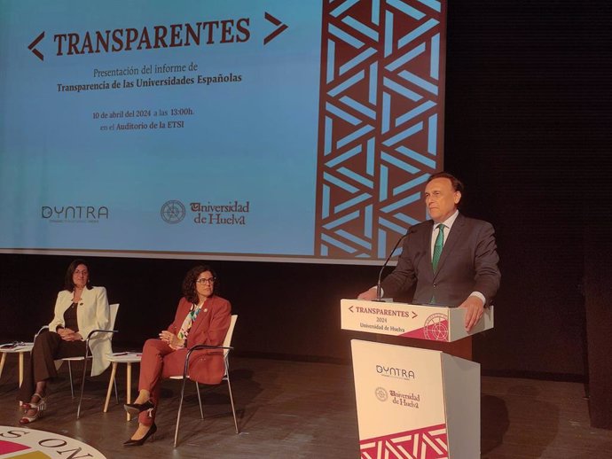 El consejero de Universidad, Investigación e Innovación, José Carlos Gómez Villamandos, durante el acto de presentación en la Universidad de Huelva (UHU) del ranking de transparencia y buen gobierno de Dyntra.