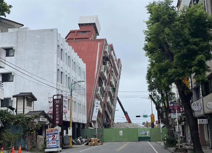 Imagen de archivo de un edificio dañado tras el terremoto de principios de abril en Taiwán.