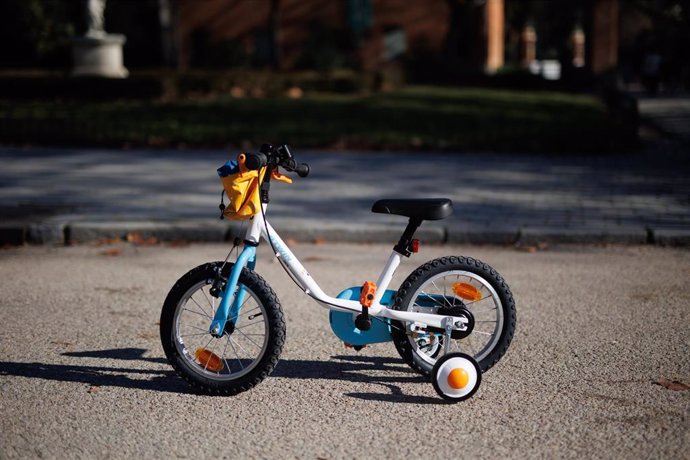 Archivo - Una bicicleta infantil con ruedines.