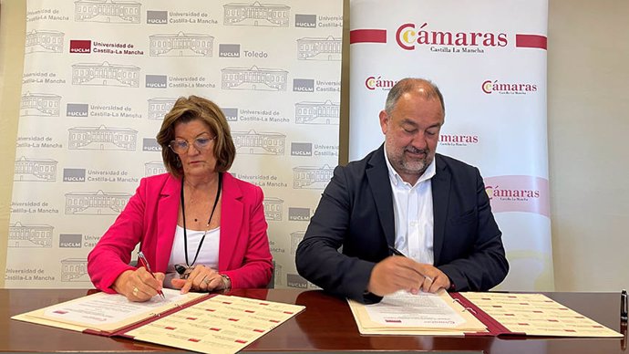 Firma del convenio entre la UCLM y las Cámaras de Comercio.