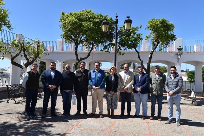 El responsable de Asistencia a Municipios de la Diputación de Cádiz, Antonio Aragón, junto a los presidentes de las siete ELAS de Jerez.