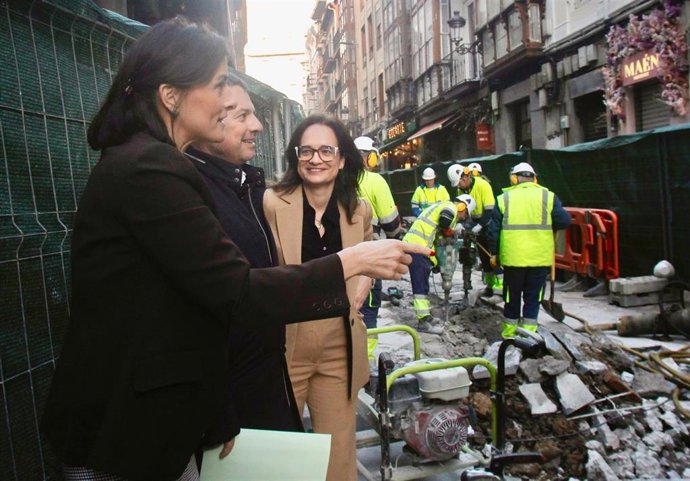 Un centenar de abonados se beneficiarán de la renovación de la red de alcantarillado en la calle del Medio