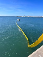 Foto: La Armada realiza con éxito el simulacro de un vertido de gasolina en aguas de la Base Naval de Rota (Cádiz)