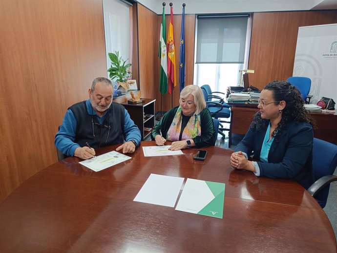 La Delegada Territorial De Salud Y Consumo, Manuela Caro, Ha Suscrito Este Miércoles Con El Alcalde De Galaroza, Antonio Moreno, La Adhesión De Este Municipio A La Red Local De Acción En Salud (Relas).