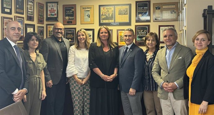 Una delegación municipal, con Angie Moreno al frente (en el centro de la imagen), tras la reunión en Miami con responsables de entidades del sector turístico.