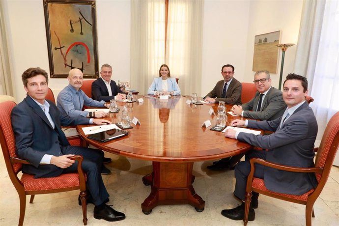 La presidenta del Govern, Marga Prohens, en la reunión en el Consolat de Mar sobre medidas de apoyo a emprendedores.