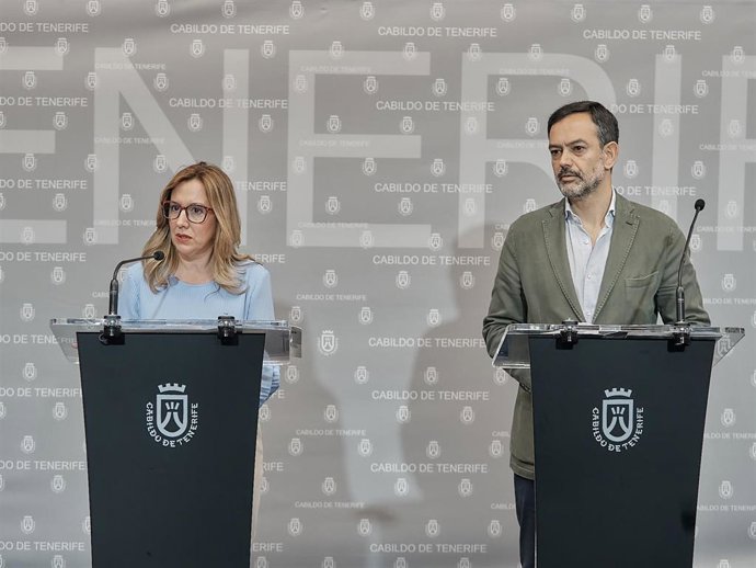 La presidenta del Cabildo de Tenerife, Rosa Dávila, y el vicepresidente, Lope Afonso, en una rueda de prensa para dar cuenta de los acuerdos del Consejo de Gobierno