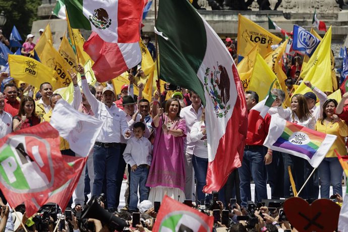 Archivo - 03 September 2023, Mexico, Mexico City: Xochitl Galvez, senator and candidate of an opposition alliance of three parties for the presidential elections, waves during an election campaign at the monument to the Angel of Independence.