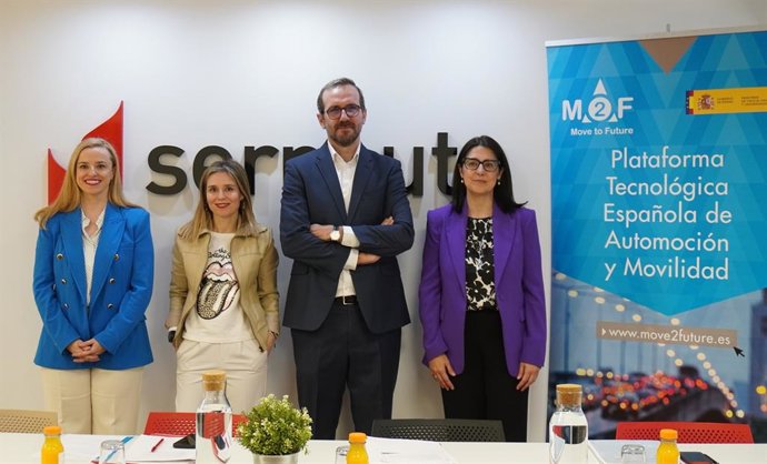 (De Izq A Der): Carolina López, Responsable De Comunicación De Sernauto, Cecilia Medina, Coordinadora De M2F, Vicente Milanés, Jefe De Software Y Tecnología En Grupo Renault Y Ana Paúl, Directora De Innovación Tecnológica En CTAG.