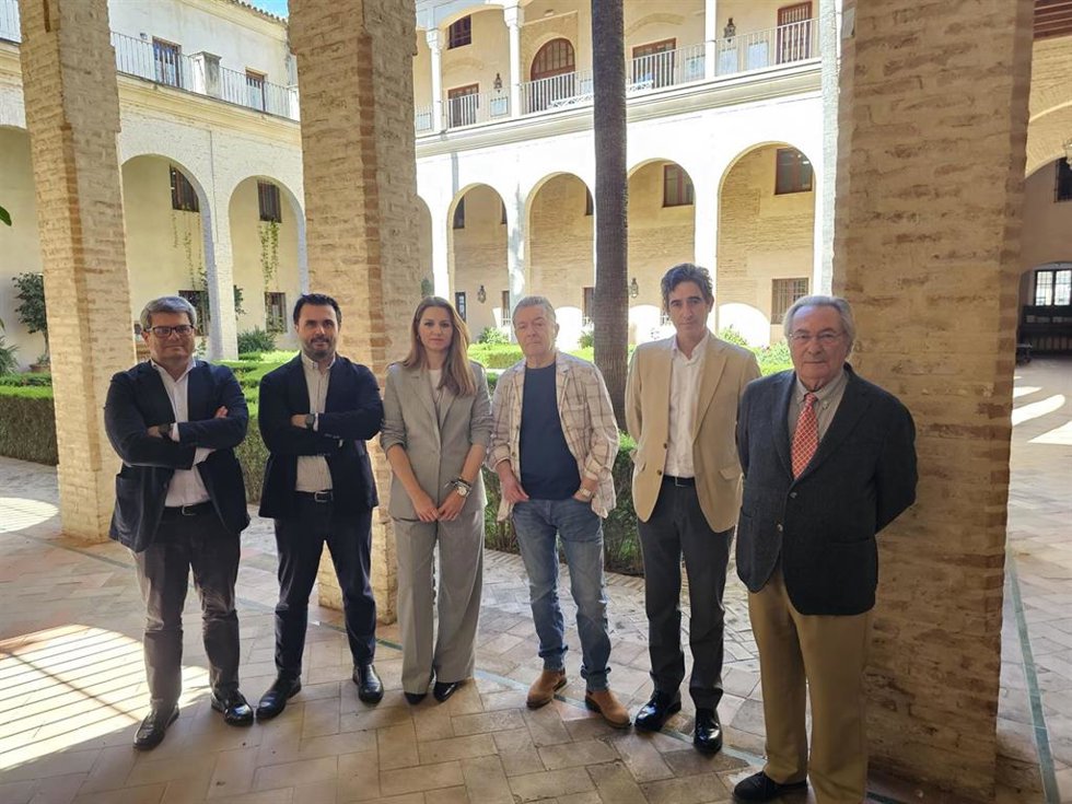 Foto de familia tras el fallo del XIV Premio Iberoamericano de Poesía Hermanos Machado.