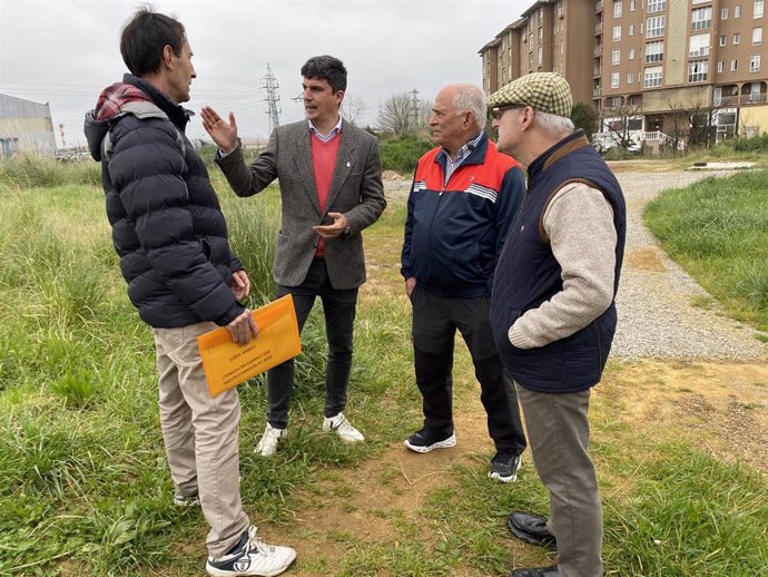 El portavoz del PSOE de Santander, Daniel Fernández, en el Vial de Corcho