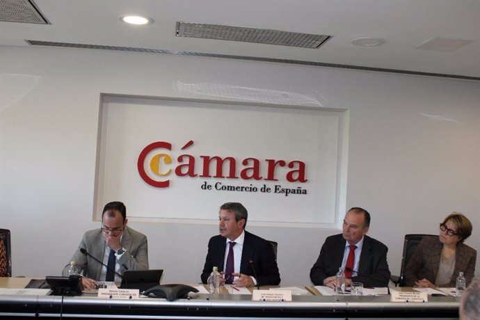 El secretario de Estado, junto con el presidente de la Cámara de Comercio de España  y los presidentes de las Comisiones de Movilidad y Logística y Puertos