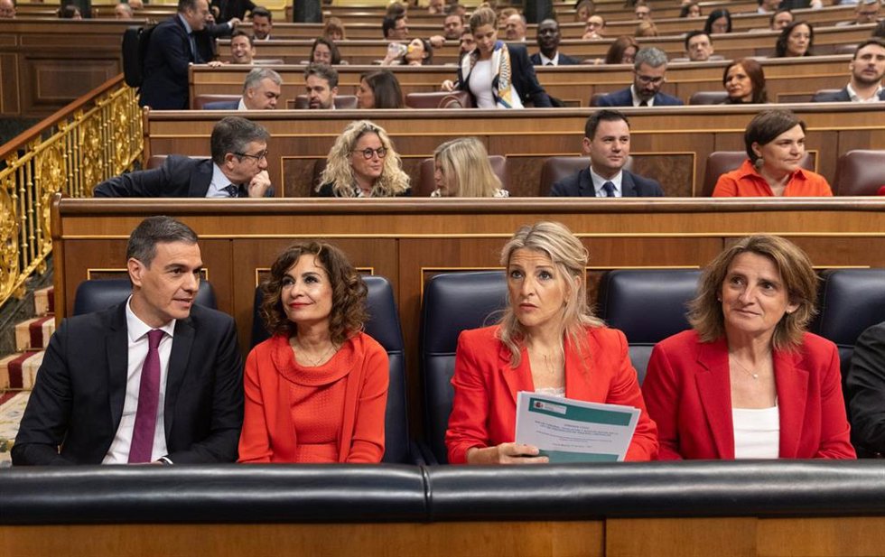 (I-D) Pedro Sánchez, María Jesús Montero, Yolanda Díaz y Teresa Ribera durante una sesión plenaria, en el Congreso de los Diputados, a 10 de abril de 2024, en Madrid (España). 