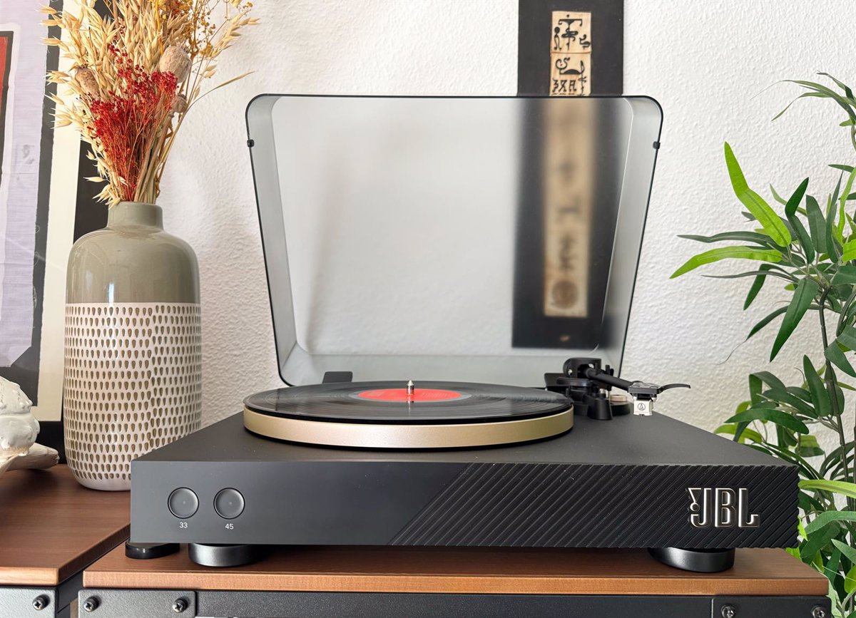 This JBL turntable combines vintage appeal with modern technology for a perfect blend