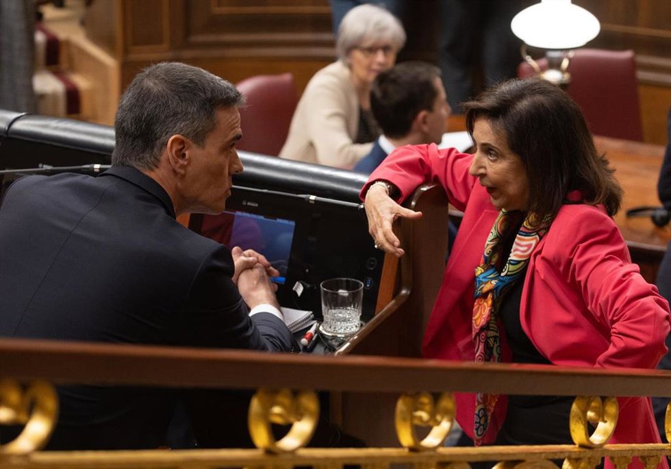 El presidente del Gobierno, Pedro Sánchez y la ministra de Defensa, Margarita Robles, durante una sesión plenaria, en el Congreso de los Diputados, a 10 de abril de 2024, en Madrid (España). 