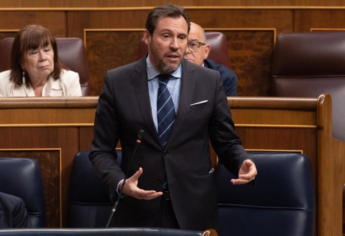 El ministro de Transporte y Movilidad Sostenible, Óscar Puente,, interviene durante una sesión de control al Gobierno, en el Congreso de los Diputados, a 10 de abril de 2024, en Madrid (España). El presidente del Gobierno comparece ante el Pleno hoy para 
