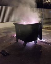 Foto: El Ayuntamiento de Los Palacios (Sevilla) señala una condena a dos menores por pegar fuego a contenedores de basura