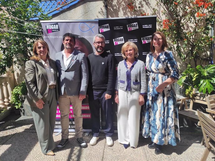 Las administraciones visitan el proyecto de Hogar Sí con Fundación María Asun Almajano con la vivienda para la recuperación de la salud de personas en situación de 'sinhogarismo', en el número 14 de la Calle Claudio Marcelo de Córdoba.