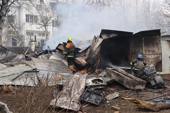 Servicios de emergencia ucranianos supervisan el escenario de un ataque ruso en Járkov