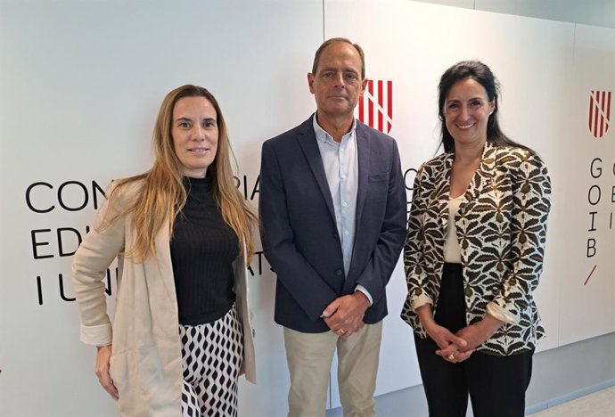 La directora general de Primera Infancia, Atención a la Diversidad y Mejora Educativa, Neus Riera, y el decano del Copib, Javier Torres.