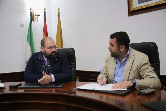 El diputado provincial Javier Bello y el alcalde de Algar, José Carlos Sánchez, revisan las actuaciones que van a mejorar las infraestructuras y comunicaciones del municipio