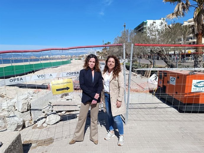 La portavoz del PSIB en el Ayuntamiento de Palma, Rosario Sánchez, y la regidora socialista Angélica Pastor.