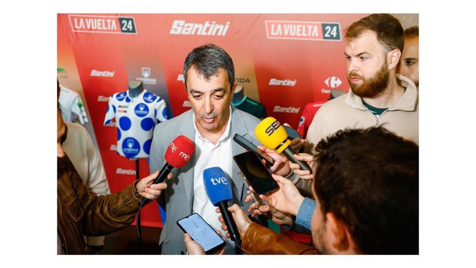 El director general de Unipublic, Javier Guillén, en la presentación de los maillots de La Vuelta masculina y femenina de 2024.