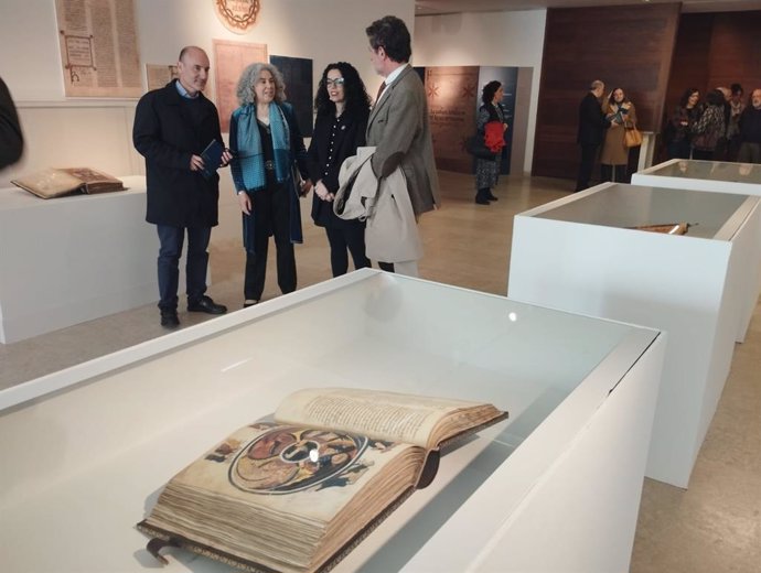 La consejera de Cultura, Vanessa Gutiérrez, inaugura en el Arqueológico la exposición sobre la cultura bíblica en el Reino de Asturias.
