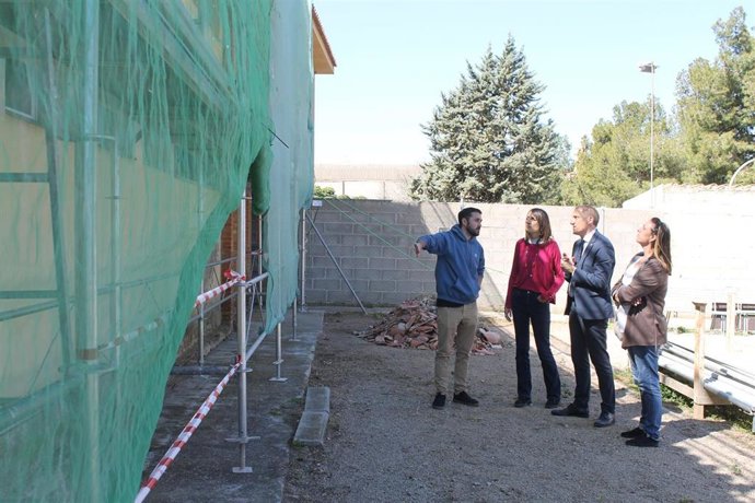 El subdelegado del Gobierno en Lleida, José Crespín, visita las obras de rehabilitación de la escuela pública Mare de Déu de Montserrat de L'Albagés (Lleida)