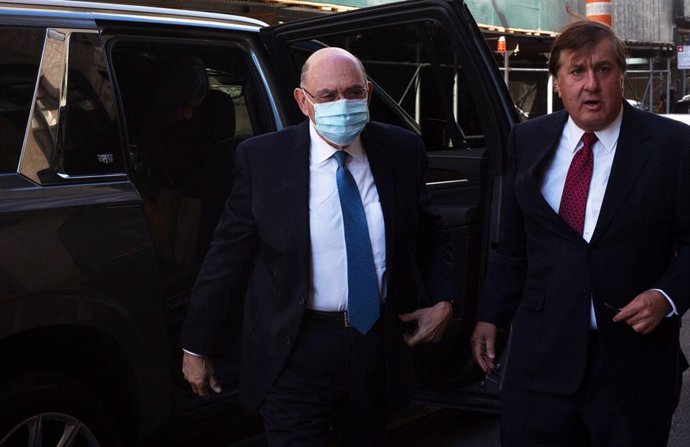 Archivo - November 14, 2022: Allen Weisselberg arrives for his plea hearing at state Supreme Court in Manhattan, Thursday, Aug. 18, 2022 with his lawyer Nicholas Gravante.