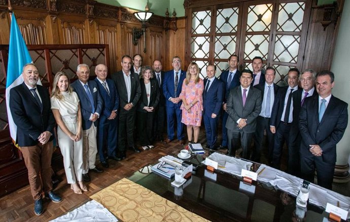  El presidente de Guatemala, Bernardo Arévalo, y la presidenta de CEAPI, Núria Vilanova, con empresarios de Iberoamérica