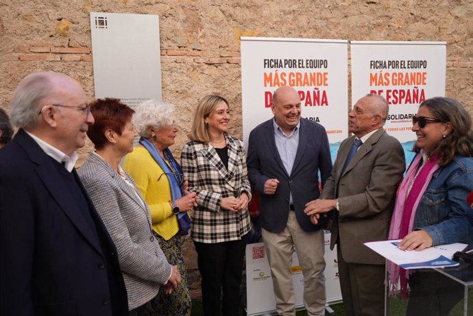 La consejera de Política Social, Familias e Igualdad, Conchita Ruiz, junto con los representantes de la Plataforma del Tercer Sector, durante la presentación de la campaña de la 'X Solidaria'