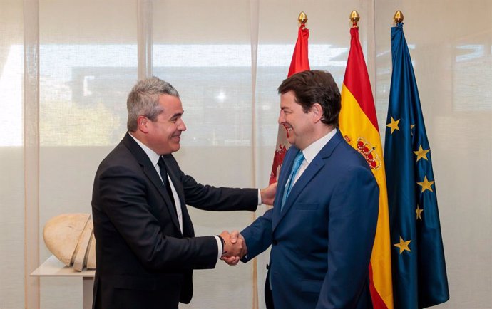 El presidente de la Junta saluda a Recasens con motivo de su reunión este miércoles en Valladolid
