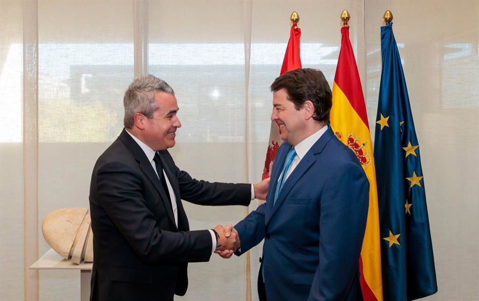 El presidente de la Junta saluda a Recasens con motivo de su reunión este miércoles en Valladolid