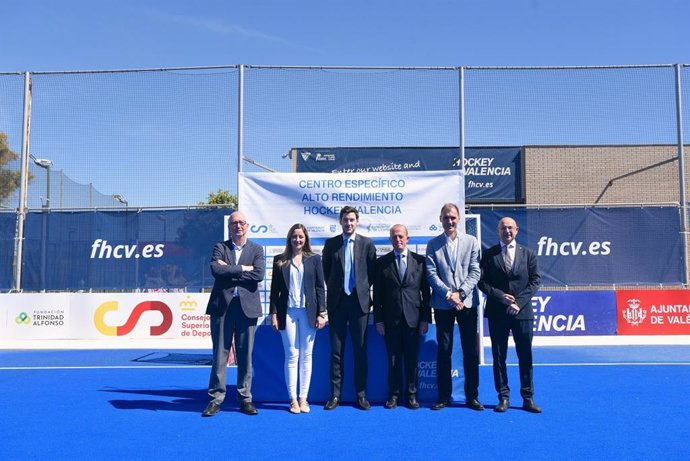 Foto de familia tras la presentación del nuevo CEAR de hockey hierba de Valencia