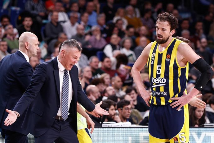 Archivo - Sarunas Jasikevicius dando instrucciones a Sanli durante el Real Madrid - Fenerbahce de la Euroliga 23-24