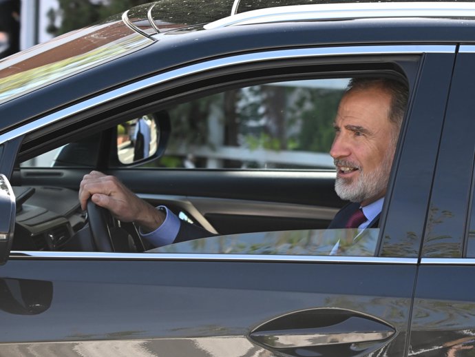 El Rey Felipe a su llegada a la Clínica Ruber, lugar en el que se encuentra su madre, la Reina Sofía, tras ser ingresada a causa de una infección del tracto urinario, a 10 de abril de 2024, en Madrid (España).